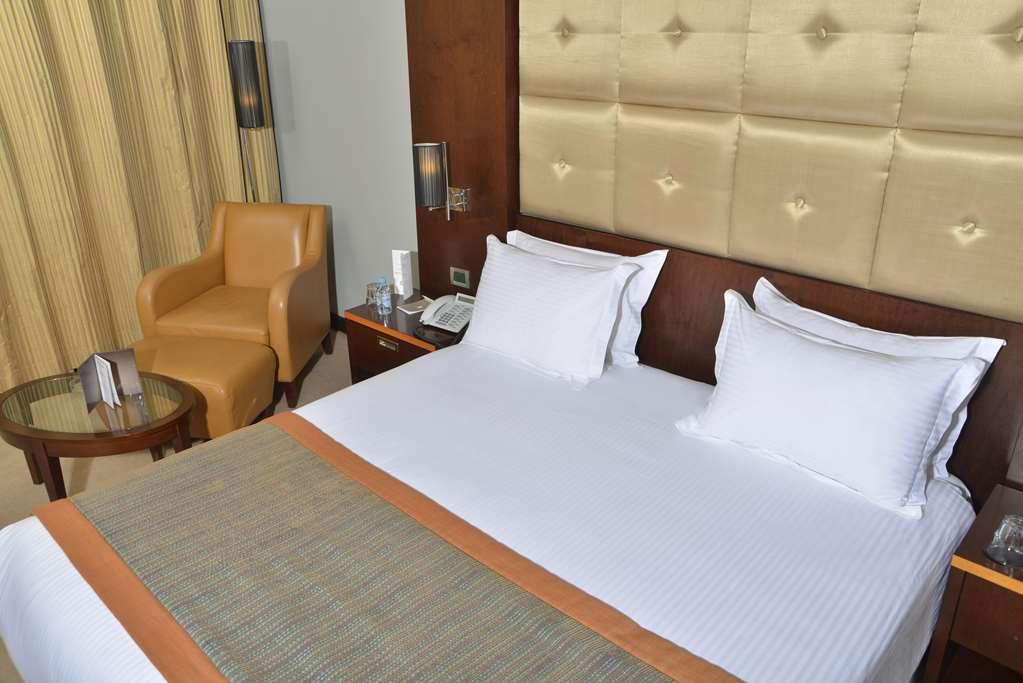 Hotel Farah Καζαμπλάνκα Δωμάτιο φωτογραφία A bedroom