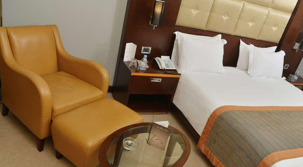 Hotel Farah Καζαμπλάνκα Δωμάτιο φωτογραφία A room at the hotel
