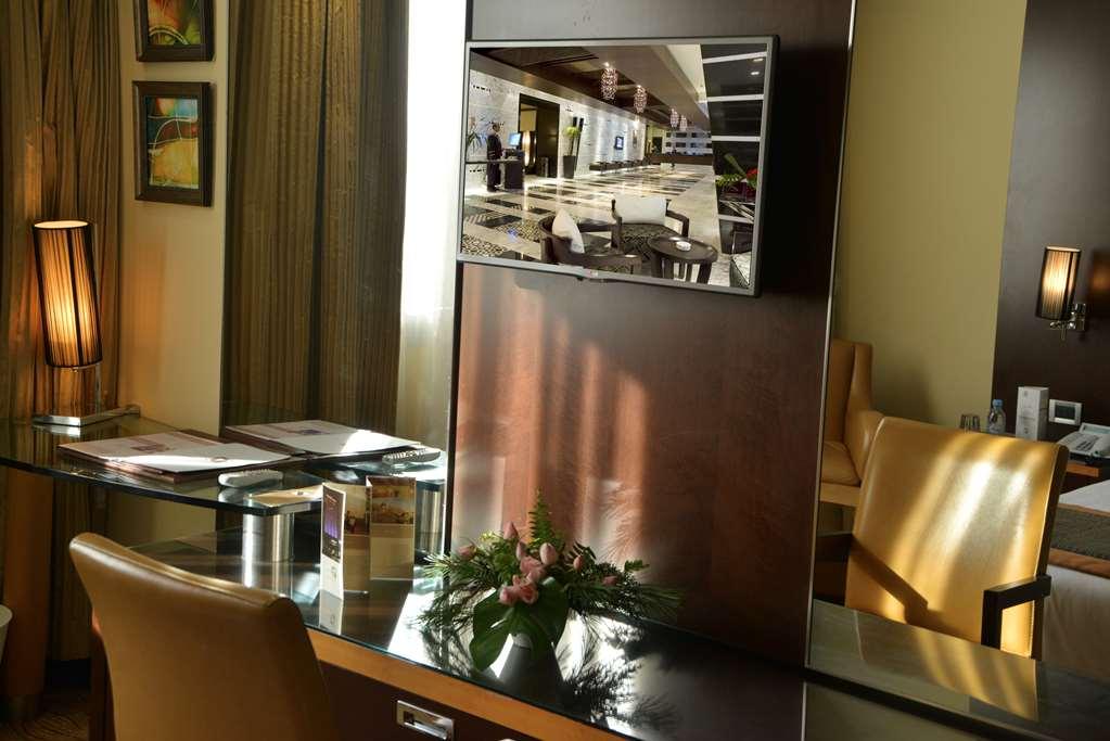 Hotel Farah Καζαμπλάνκα Δωμάτιο φωτογραφία A view of the kitchen from the dining room