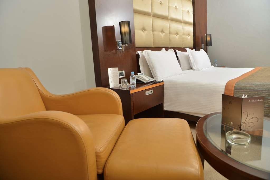Hotel Farah Καζαμπλάνκα Δωμάτιο φωτογραφία A room at the hotel