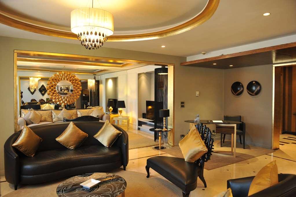 Hotel Farah Καζαμπλάνκα Δωμάτιο φωτογραφία A suite at the hotel