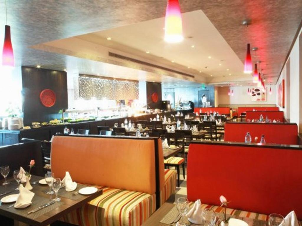 Hotel Farah Καζαμπλάνκα Εξωτερικό φωτογραφία The interior of a typical buffet restaurant