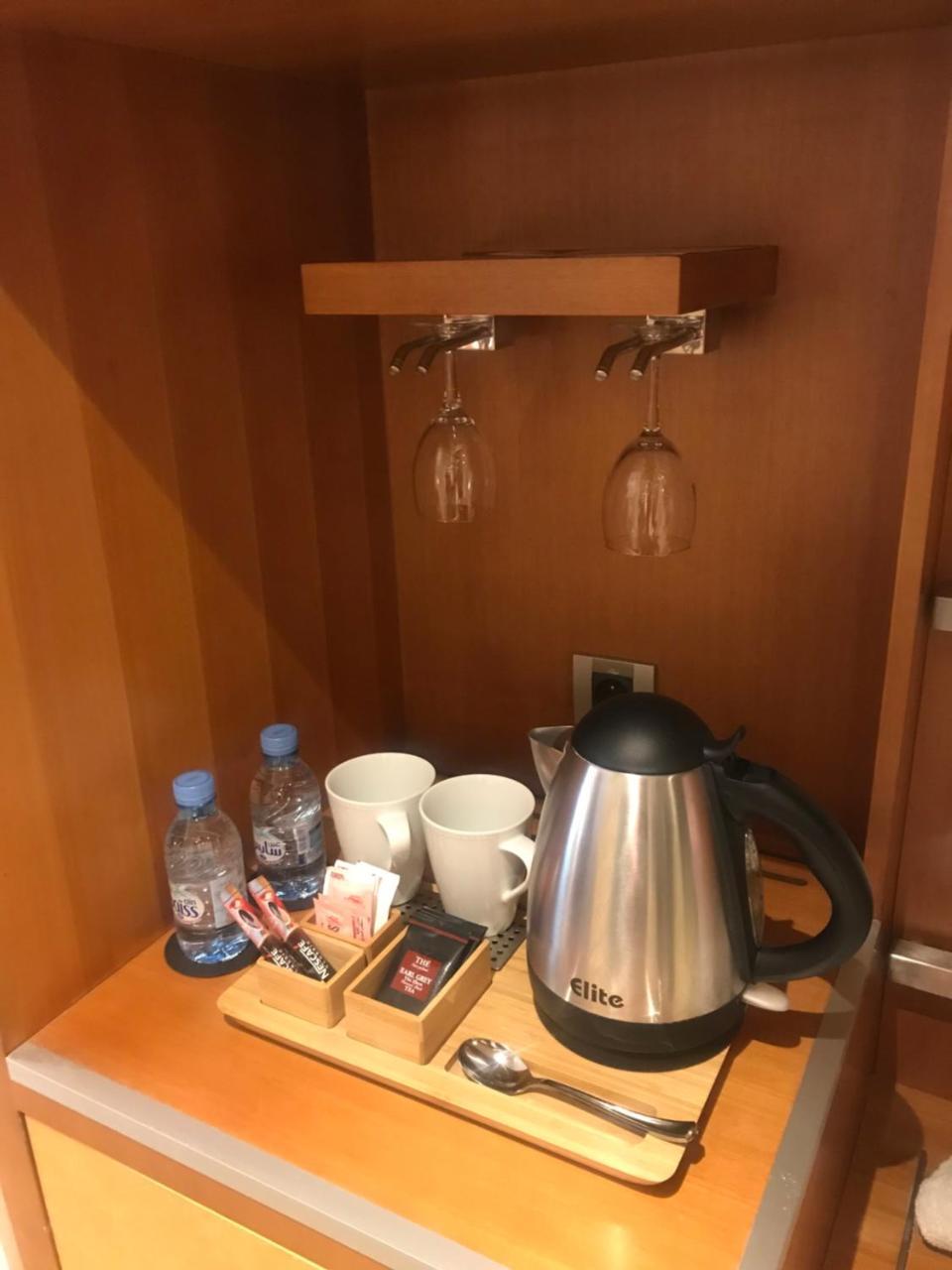 Hotel Farah Καζαμπλάνκα Εξωτερικό φωτογραφία A kettle in a hotel room